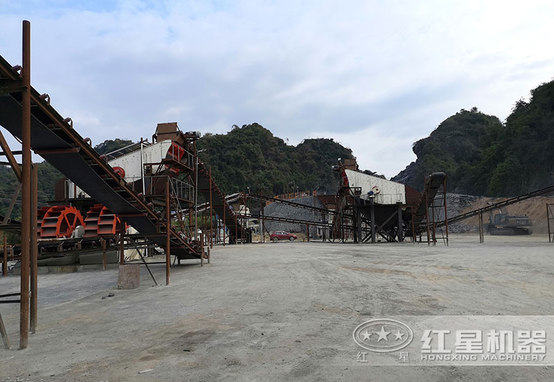 方案三配置現(xiàn)場(chǎng)：破碎機(jī)+制砂機(jī)+洗砂機(jī)，費(fèi)用80萬(wàn)以上