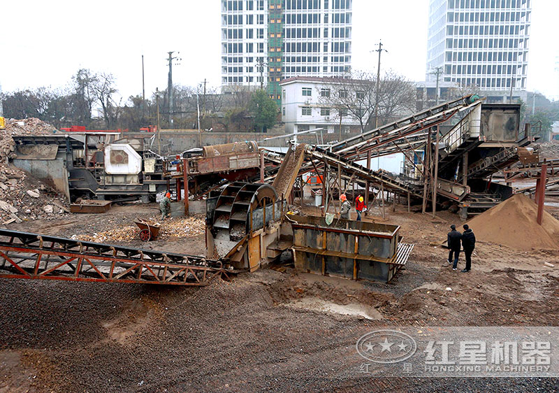 建筑垃圾制沙現(xiàn)場，配置車載制沙機(jī)